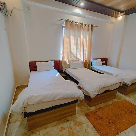 Elegance Hotel And Banquet Ayodhya 外观 照片