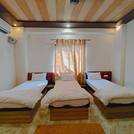 Elegance Hotel And Banquet Ayodhya 外观 照片