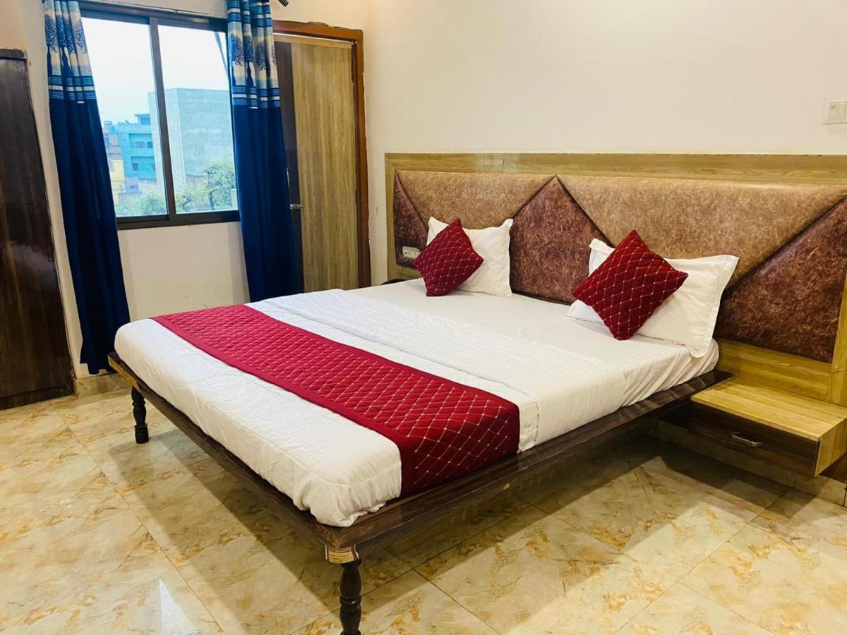 Elegance Hotel And Banquet Ayodhya 外观 照片