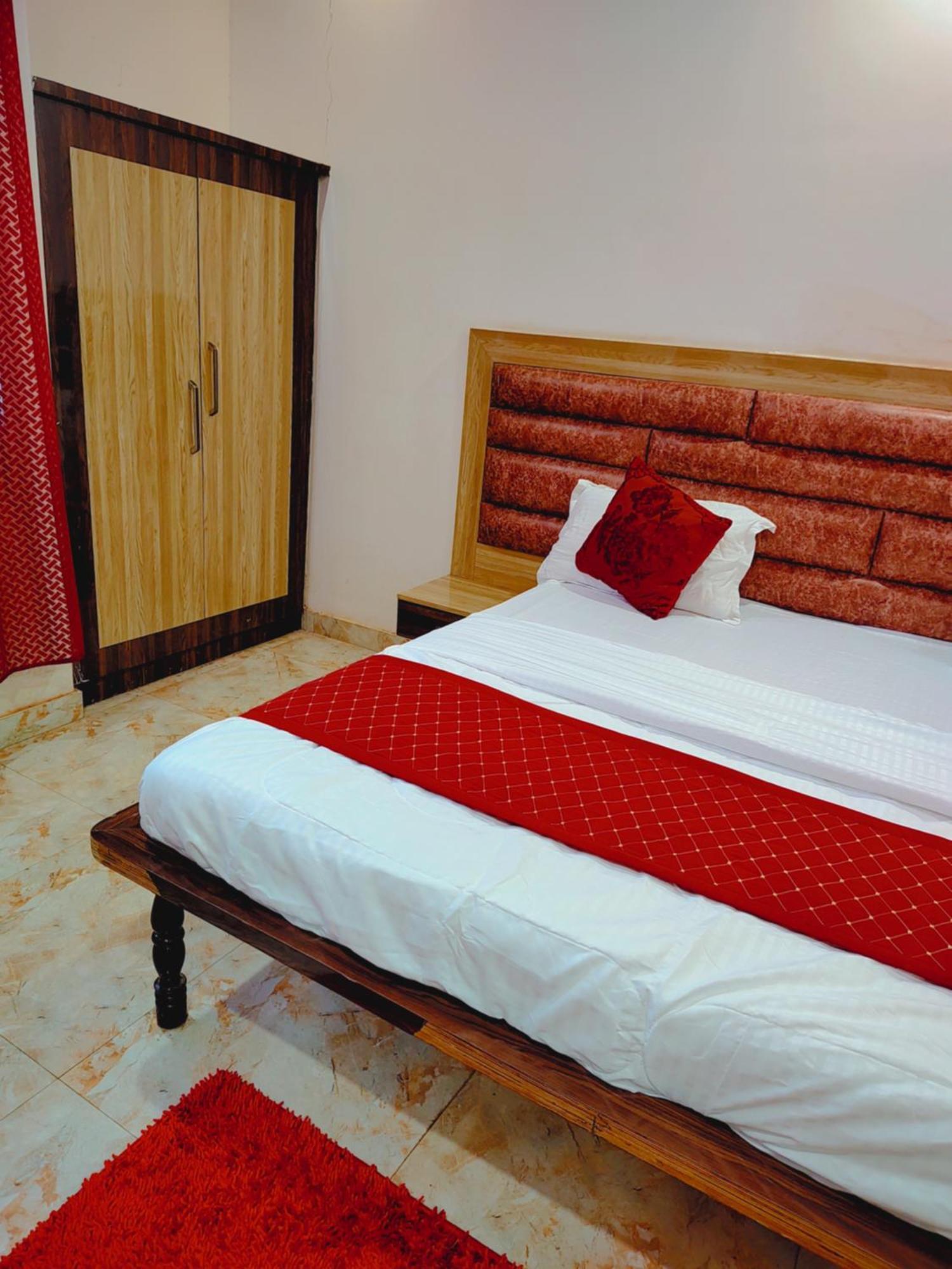 Elegance Hotel And Banquet Ayodhya 外观 照片