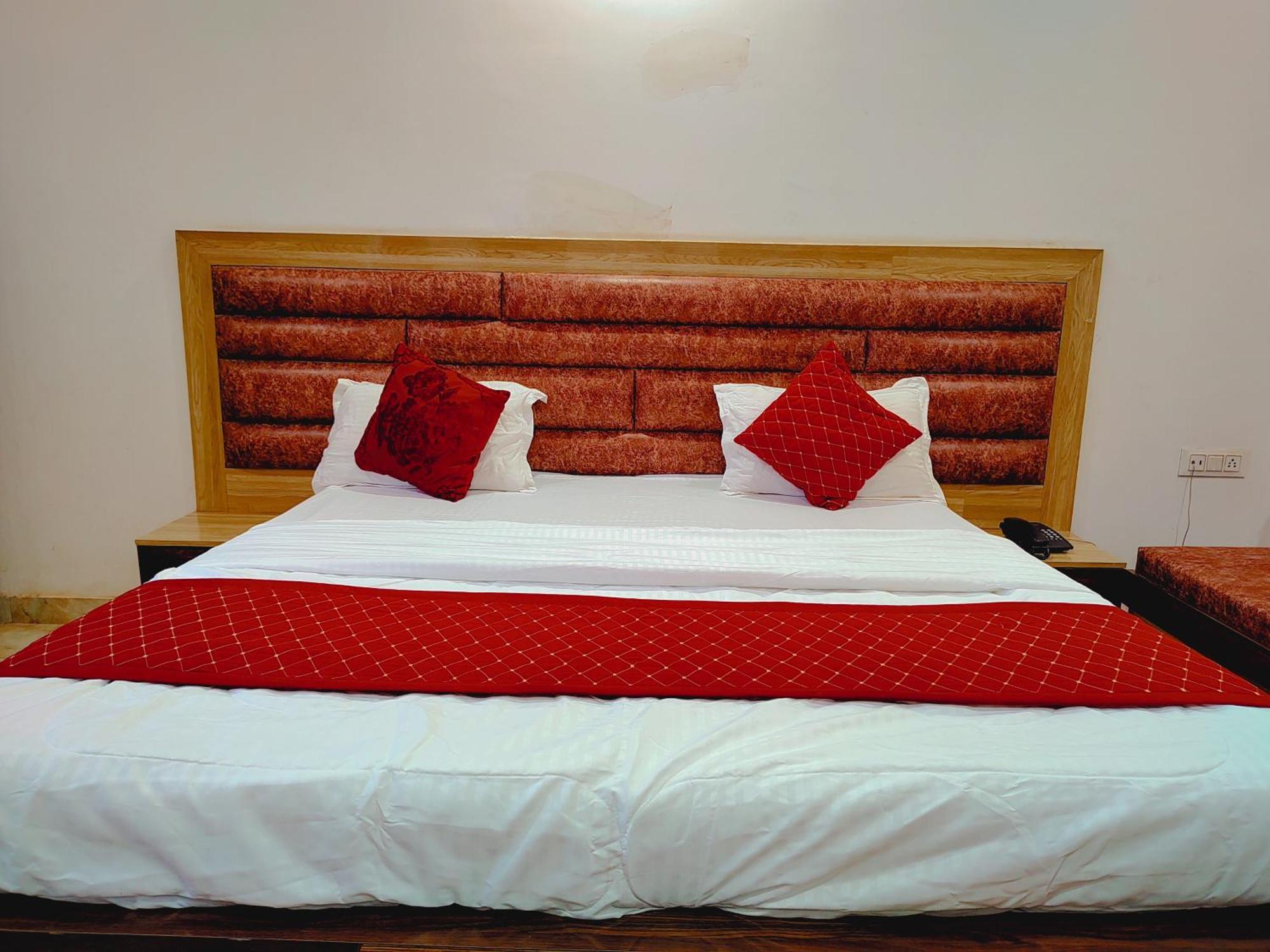 Elegance Hotel And Banquet Ayodhya 外观 照片