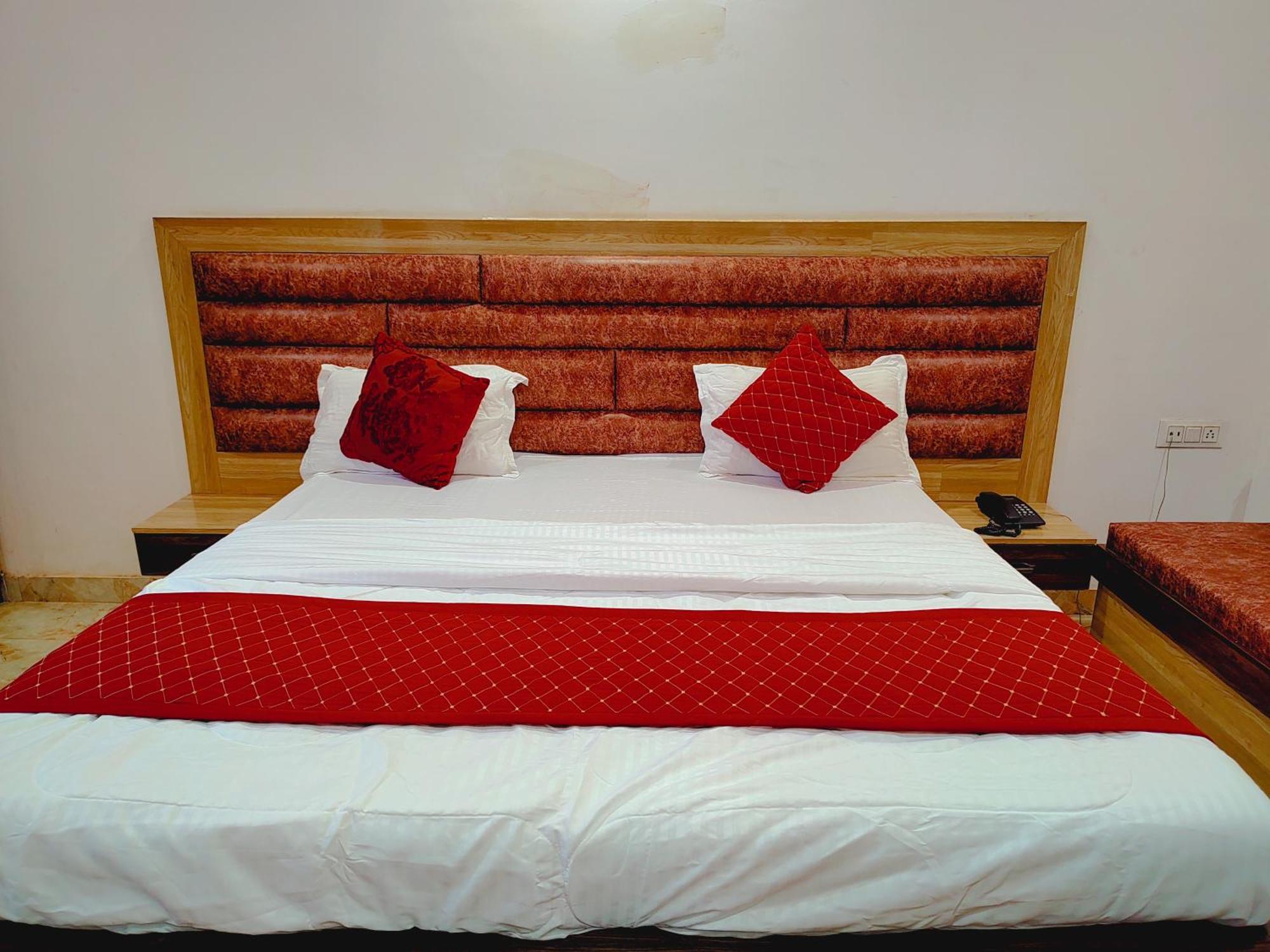 Elegance Hotel And Banquet Ayodhya 外观 照片