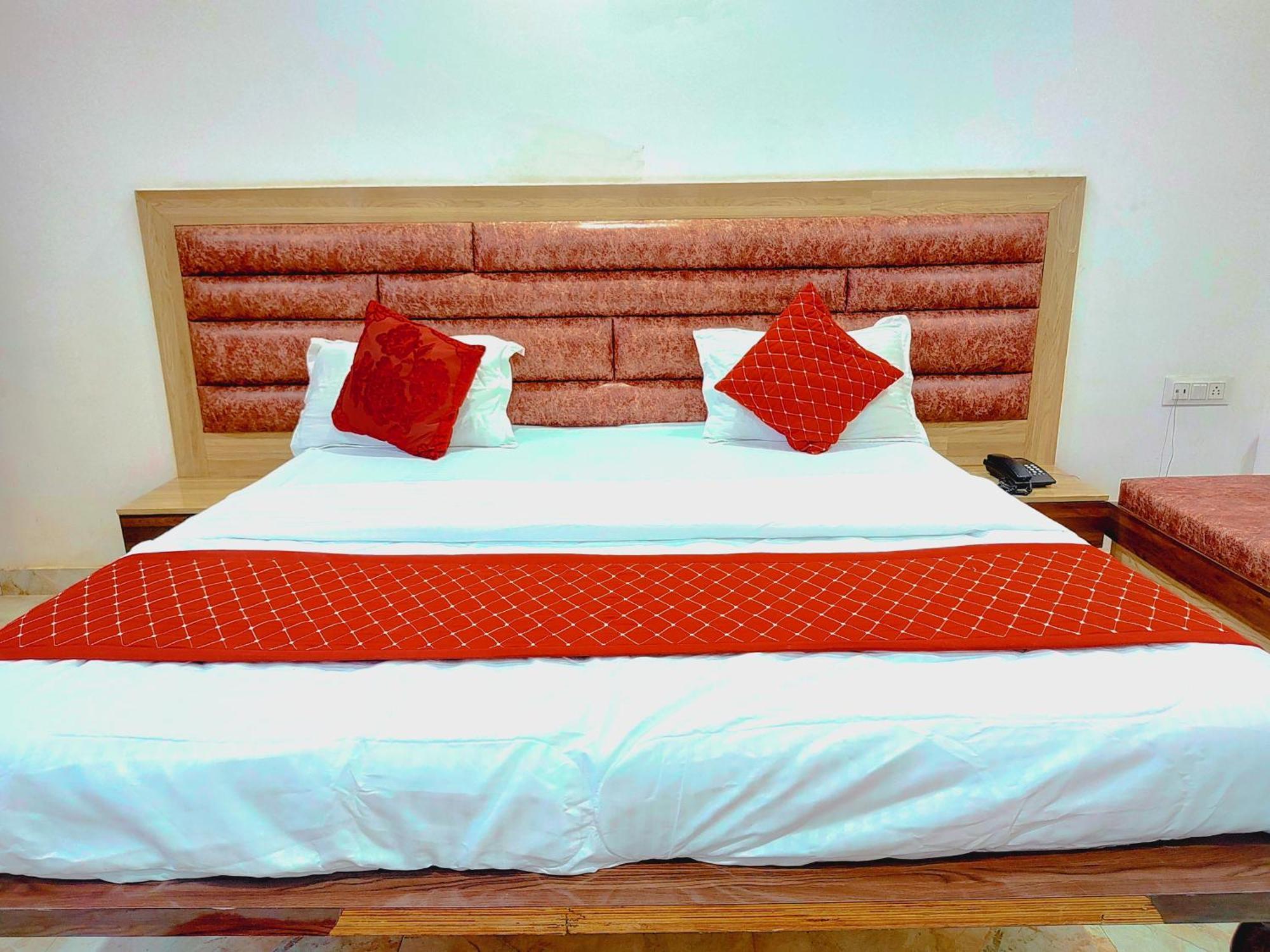 Elegance Hotel And Banquet Ayodhya 外观 照片