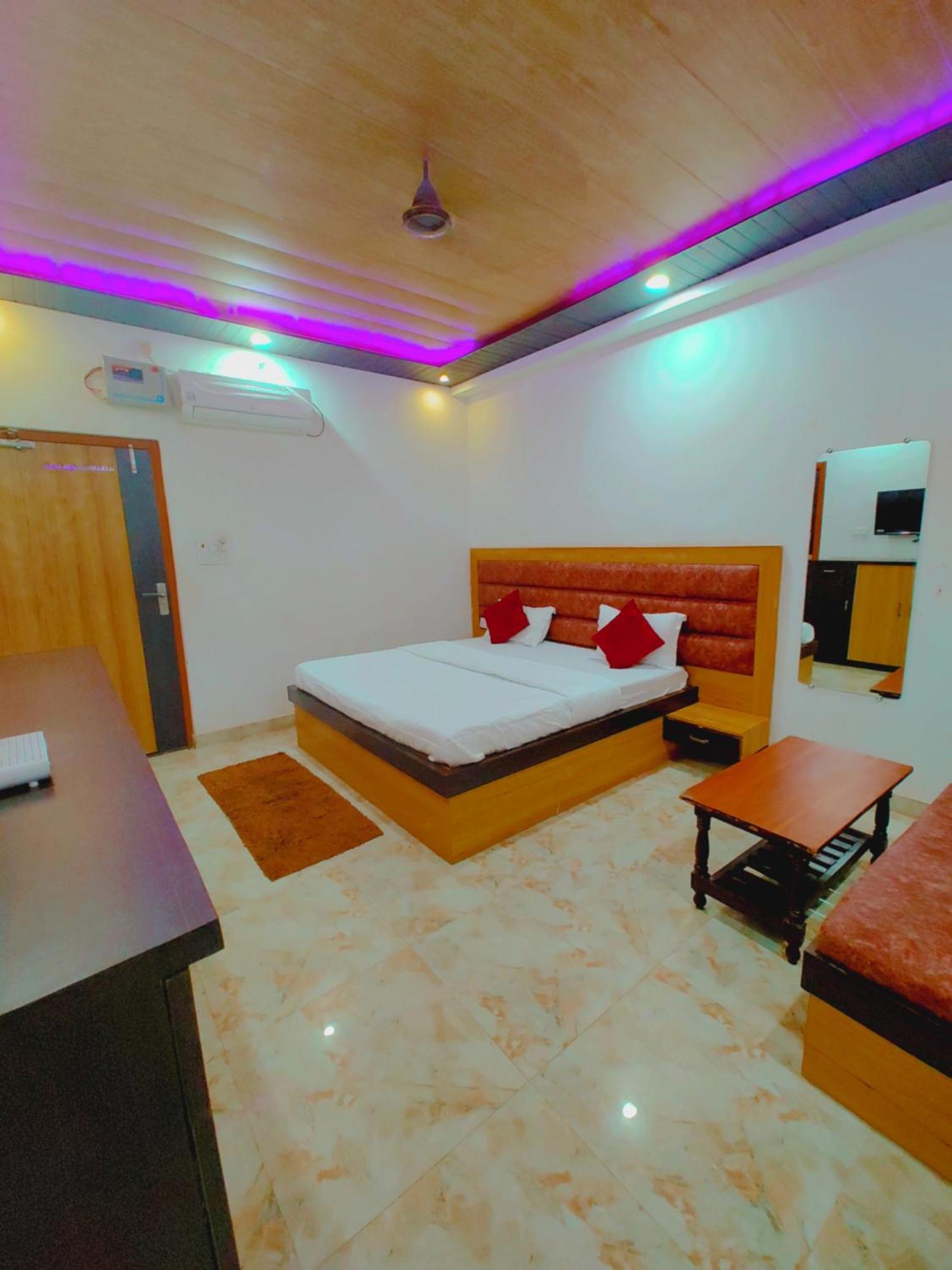 Elegance Hotel And Banquet Ayodhya 外观 照片