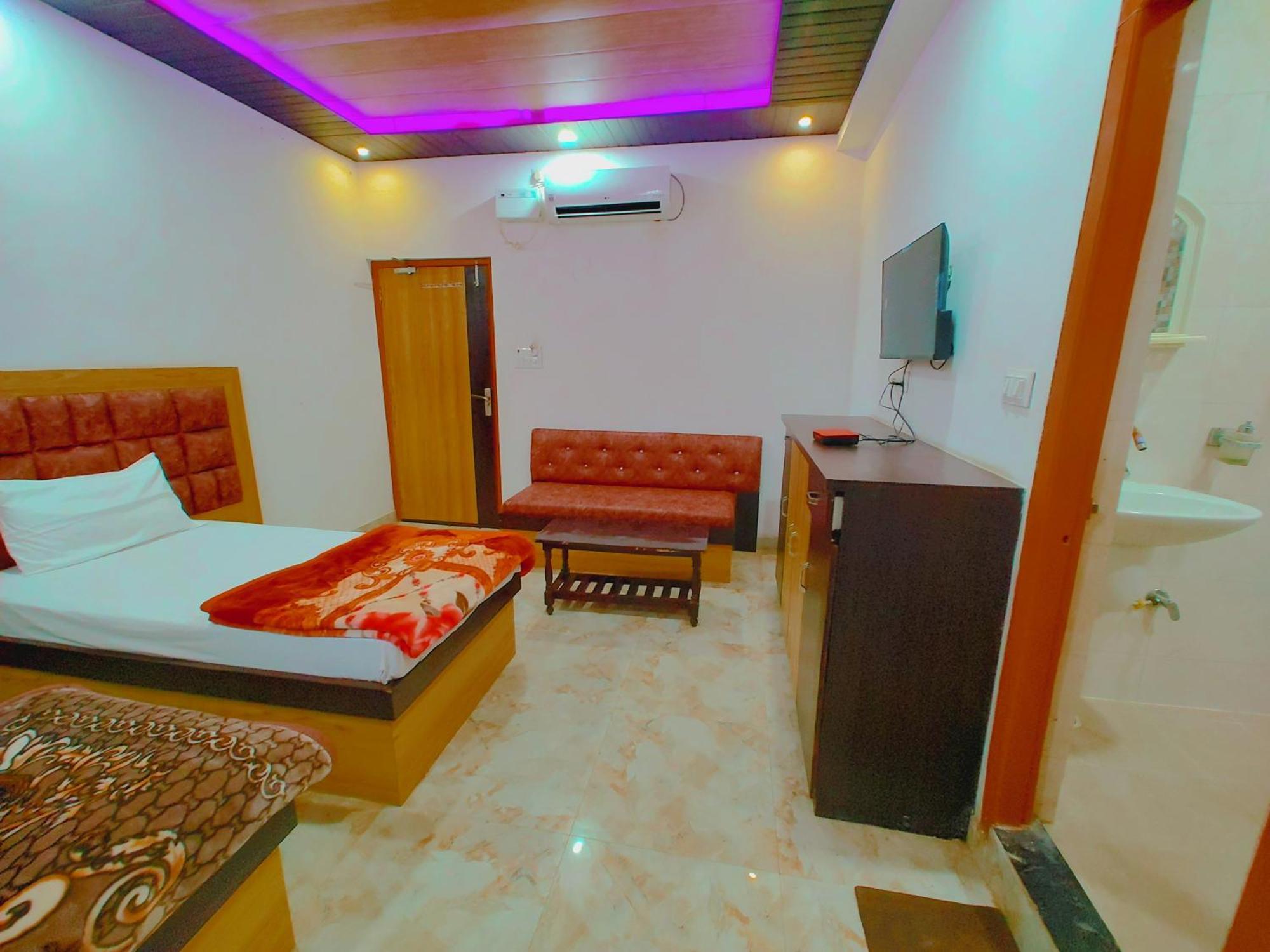 Elegance Hotel And Banquet Ayodhya 外观 照片