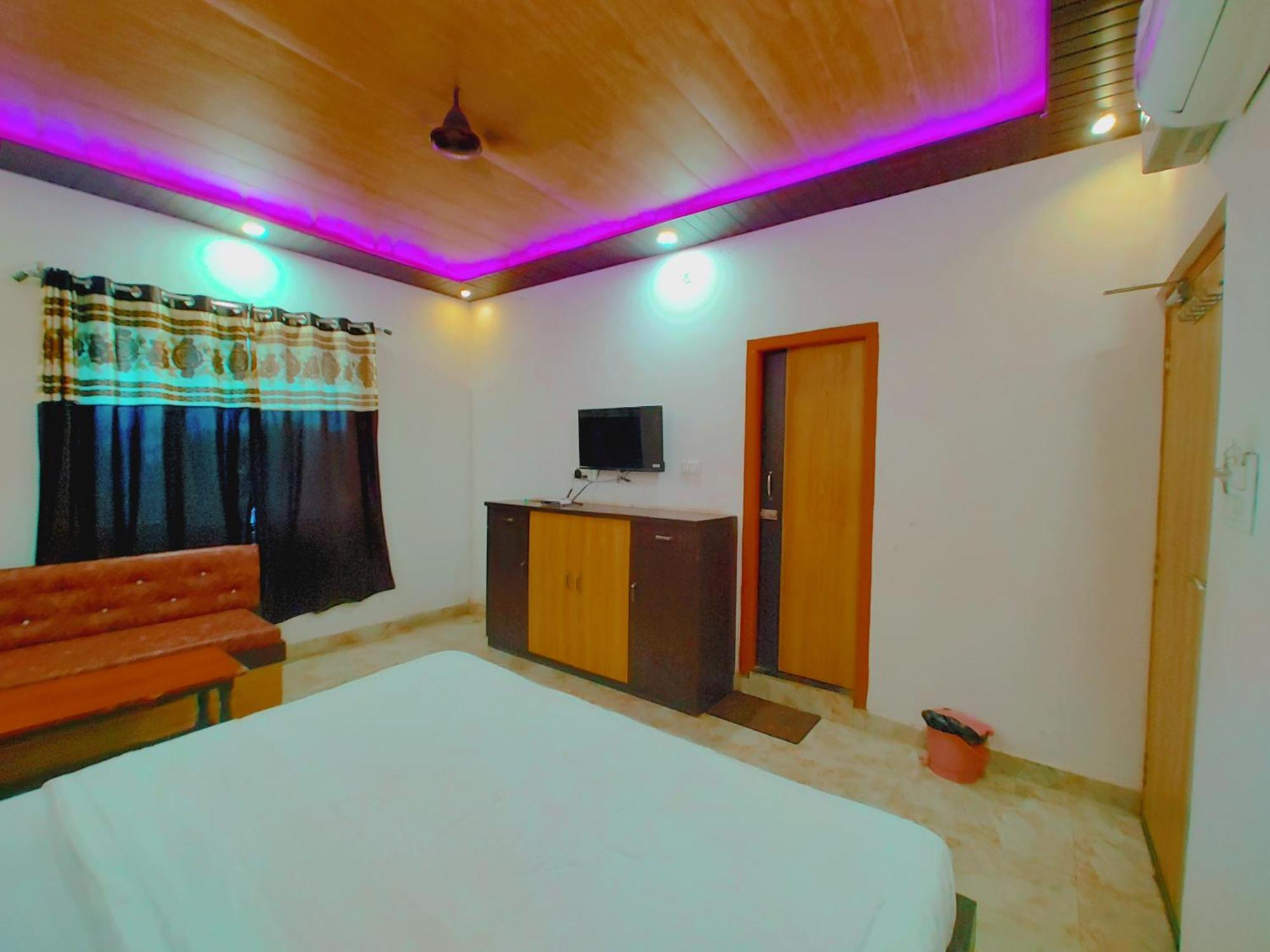 Elegance Hotel And Banquet Ayodhya 外观 照片