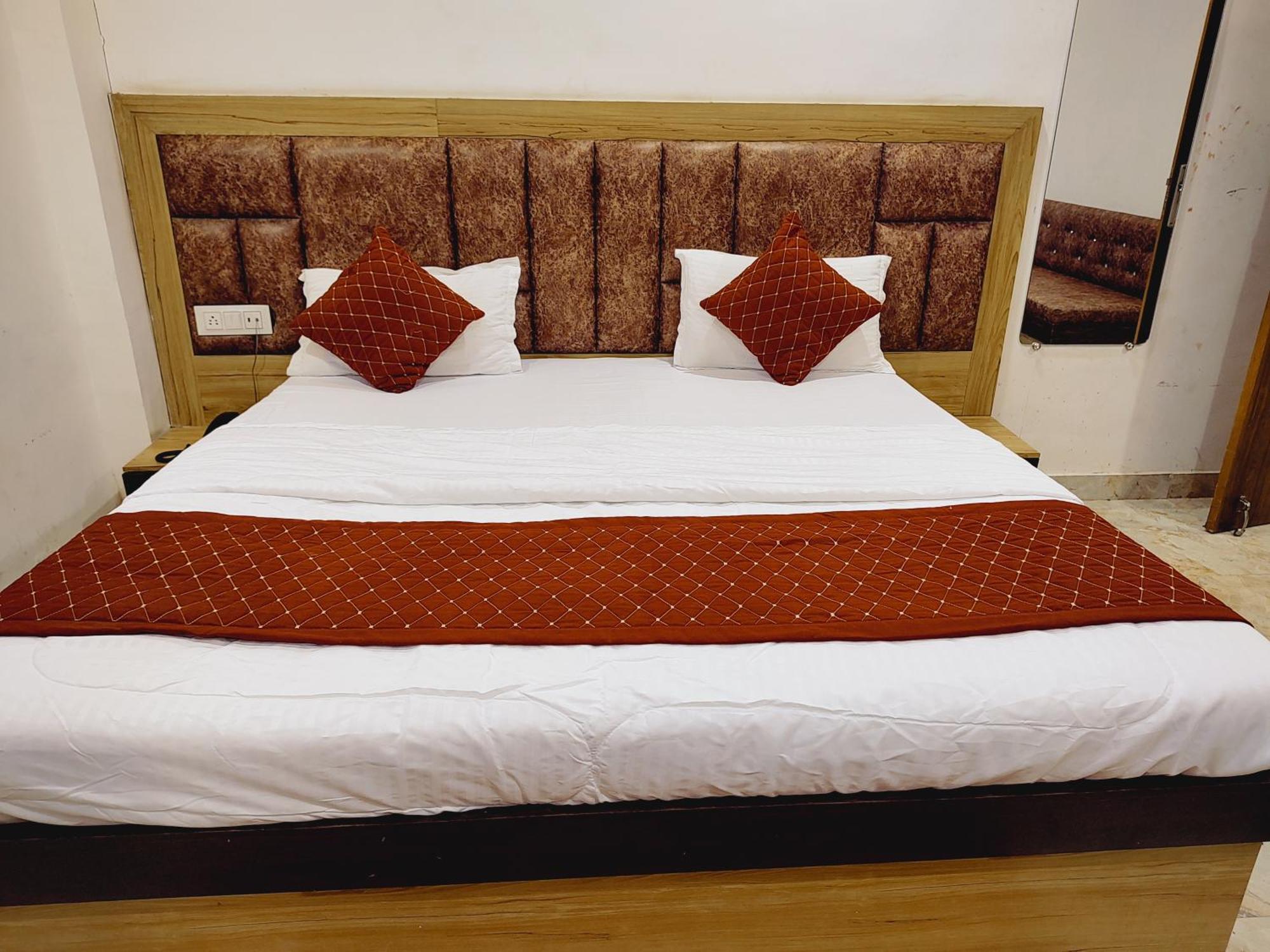 Elegance Hotel And Banquet Ayodhya 外观 照片